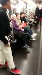 چلتی بس میں ان لڑکوں کے کام دیکھو ذرا