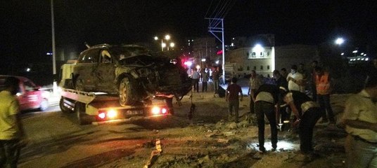 Otomobil kaldırıma daldı: 3 ölü 4 yaralı