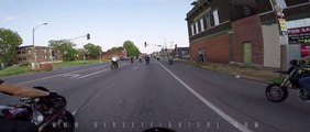 Un biker en Harley Davidson s'éclate contre un poteau électrique en roulant sur le trottoir!
