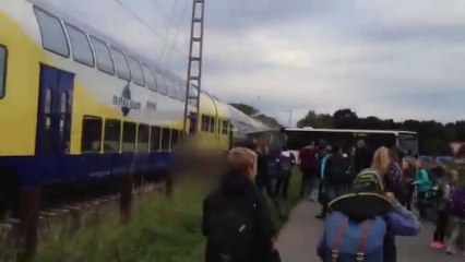 Video herunterladen: Un train percute un bus bloqué sur la voie ferrée en Allemagne.