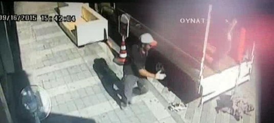 Göçük altında kalmaktan saniyelerle kurtuldu