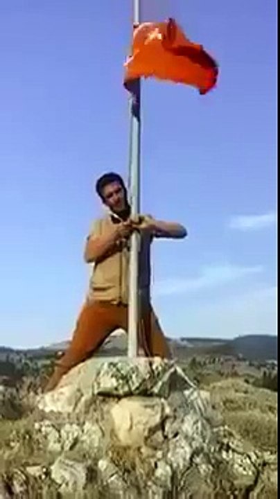 TÜRK ASKERİ yakaladıkları pkk lıya TÜRK BAYRAĞI astırıyor