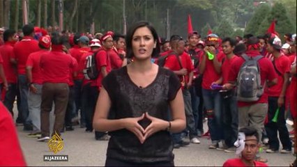 'Red Shirts' rally behind embattled Prime Minister
