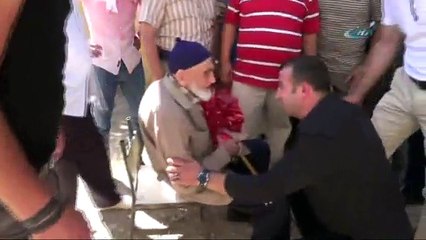 102 yaşındaki dede gelin arabasının önünü kesti