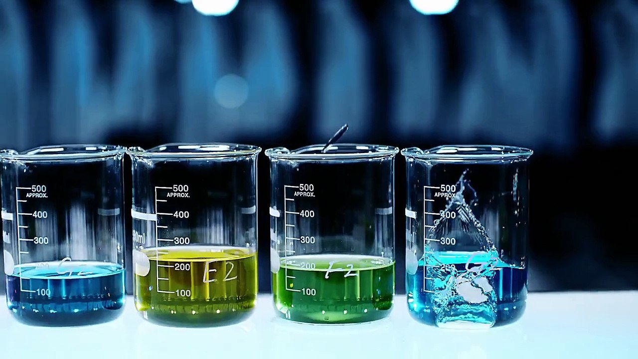 43 japonais lancent en coeur une pièce dans une éprouvette pour faire de la musique