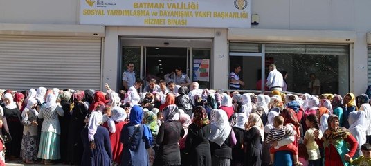 Batman'da bayram yardımı izdihamı