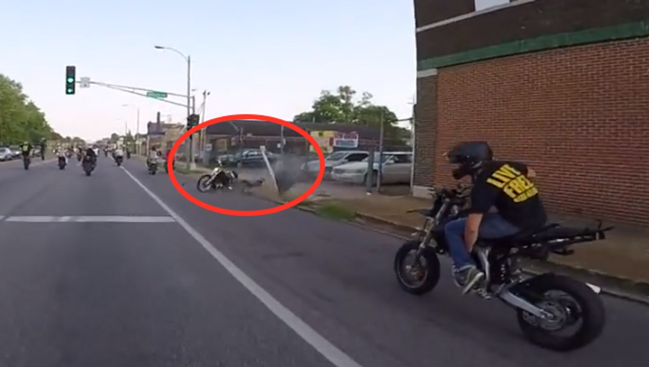 Une Harley Davidson fonce dans un feu rouge lors d'un rassemblement de motards