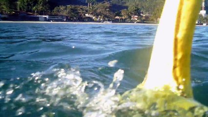 Pegada de carbono, reduzindo, barco navegando com garradas PET de 2 litros, todo reciclado, Ubatuba, SP, Brasil, (79)