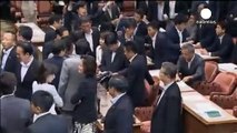 نزاع میان نمایندگان پارلمان ژاپن هنگام بحث درباره قوانین دفاعی این کشور