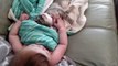 Un bébé et un chat qui font dodo ensemble : TROP MIGNON!
