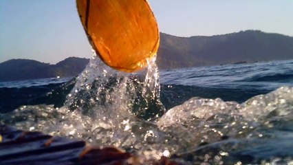 Pegada de carbono, reduzindo, barco navegando com garradas PET de 2 litros, todo reciclado, Ubatuba, SP, Brasil, (83)