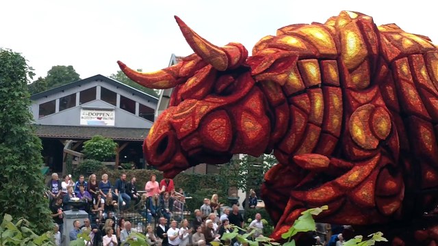 Giant Bull automated Structure is entirely made of flowers