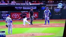 Un fan de Baseball se fait assommer par une balle perdue dans les tribunes