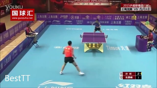 Très bel échange de balles entre ces deux champions de ping pong chinois!