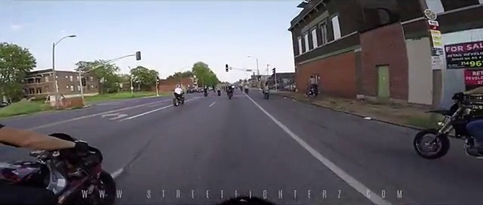 Un motard percute un feu de circulation !!