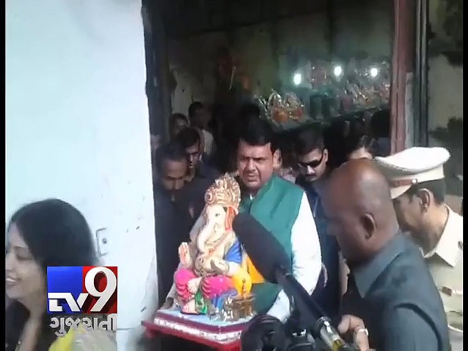 Maharashtra CM Devendra Fadnavis brings home Ganpati Bappa - Tv9 Gujarati