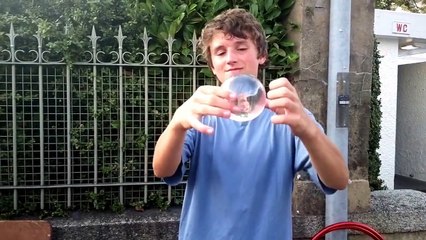 Manipulation d'une boule de cristal - Art de rue