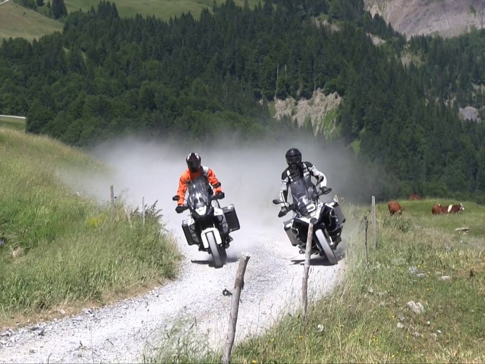 Teaser : les essayeurs de Moto Magazine s'éclatent en "off-road" sur les super trails !