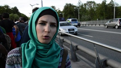 Bridge between Austria and Germany becomes refugee gateway