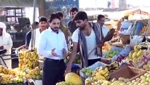 Fruit seller humiliating the TV Reporter During Reporting – Hilarious