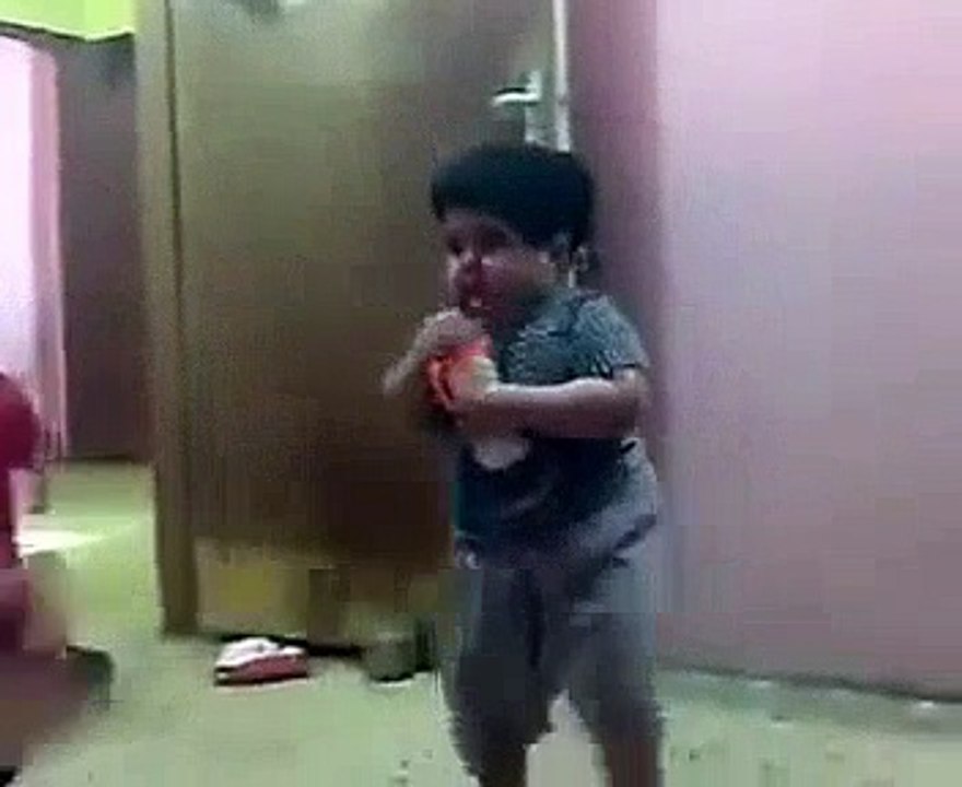 Petit Gros Bébés Drôle De Combat !! Le plus mignon des bébés dans Le Monde