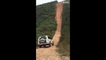 Captan impresionante escalada de camioneta en una montaña