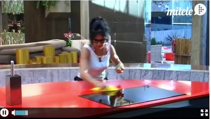 Maite cantando y limpiando