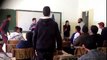فيديو روعة معلم يصفع طالب والأخير يرد عليه في أبيات شعرية جعلت المعلم يقبل رأسه