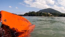 Navegação a bordo de uma prancha a remos, SUP todo reciclado, de garrfas PET, amarrados ao perfil do barco, Ubatuba, SP, Brasil