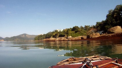 Navegação a bordo de uma prancha a remos, SUP todo reciclado, de garrfas PET, amarrados ao perfil do barco, Ubatuba, SP, Brasil