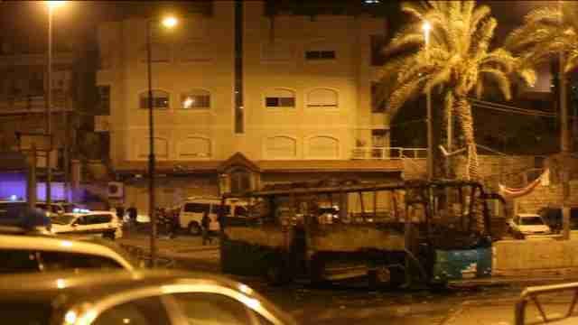 Un autobús incendiado durante un enfrentamiento en este de Jerusalén