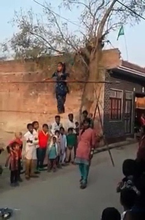 Lil Girl Juggling infront of public watch amazing video