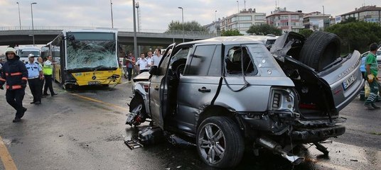 Metorbüs yolunda kaza... Olay yerinden ilk görüntüler