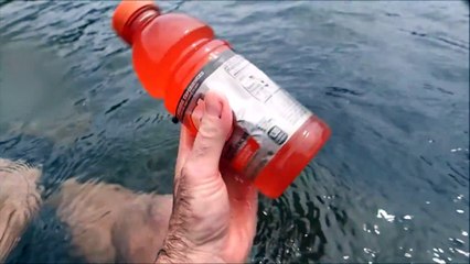 En fouillant la rivière il trouve 2 iPhones, une GoPro et plein d'autres objets