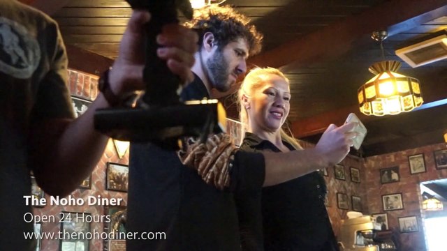 Un rappeur tourne un clip sans argent dans un manoir, avec un bateau et des jolies filles... Save Dat Money!