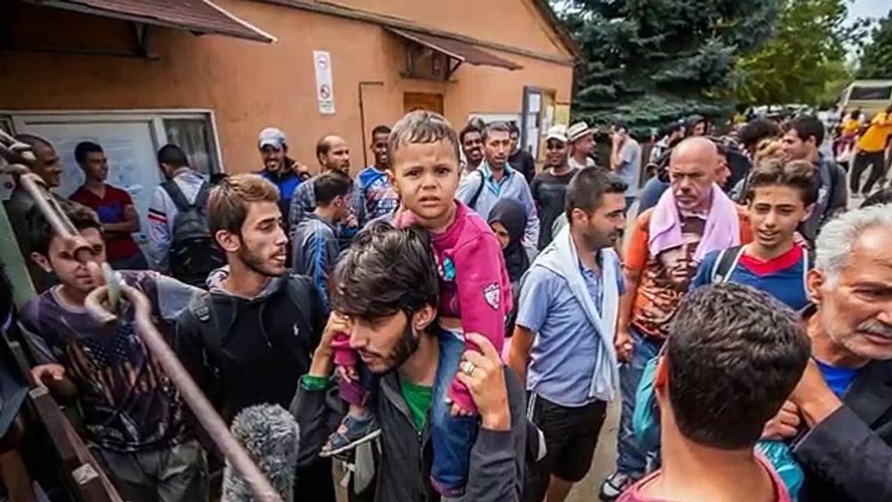 Refugees Begin Walk To Austria As Hungary Refuses To Help, Refugees Set Off on 200km Walk