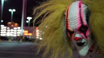 Caméra cachée : Des clowns tueurs terrorisent des gens dans la rue