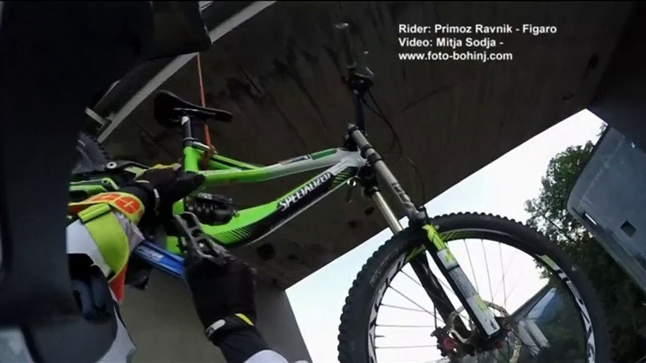 Zjazd z 60-metrowej tamy rowerem