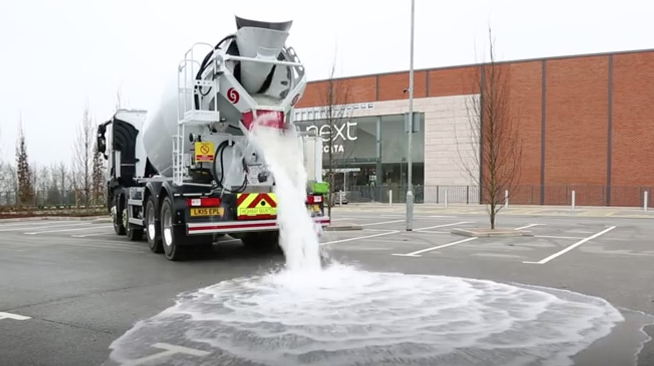 4000 litres d'eau absorbés par une route magique