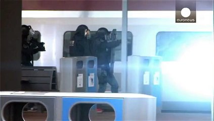 Polizei überwältigt Mann in Thalys in Rotterdam