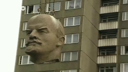La destruction de la statue de Lénine à Berlin en 1991 (DW)