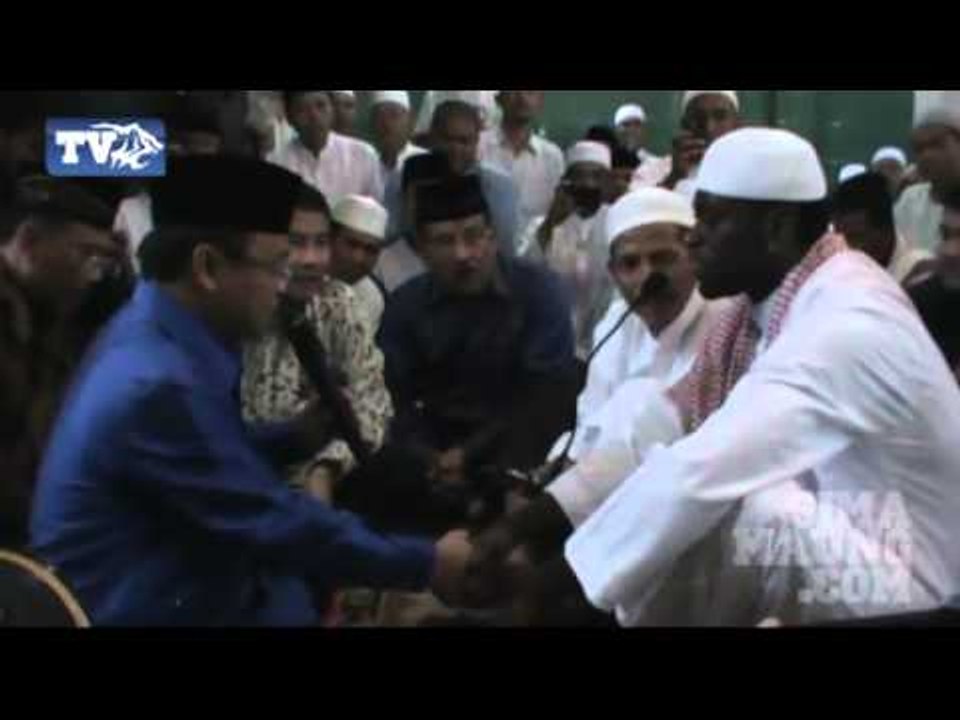 Video saat Abanda menjadi Mualaf