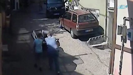 15 bin lirayı dolandırıcılara kaptırma anı kamerada