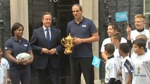 Quand Cameron reçoit le trophée de la coupe du monde de rugby