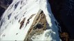 Marcher au sommet d'une montagne enneigée - Matterhorn Summit Ridge