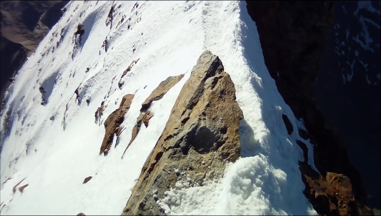 Marcher au sommet d'une montagne enneigée - Matterhorn Summit Ridge