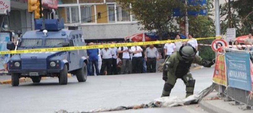 Okmeydanı'nda şüpheli paket fünyeyle patlatıldı