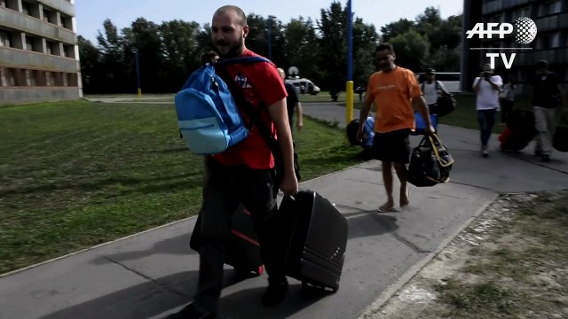 First asylum-seekers bussed into Slovakia from Austria