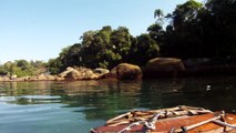 Navegação a bordo de uma prancha a remos, SUP todo reciclado, de garrfas PET, amarrados ao perfil do barco, Ubatuba, SP, Brasil