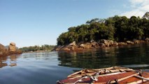 Navegação a bordo de uma prancha a remos, SUP todo reciclado, de garrfas PET, amarrados ao perfil do barco, Ubatuba, SP, Brasil